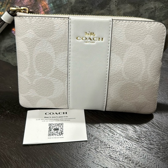 NWT Coach White and Cream Wristlet - Picture 1 of 2